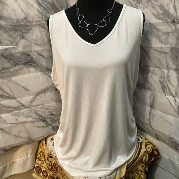 Elegant White Sleeveless Top - Picture 1 of 5